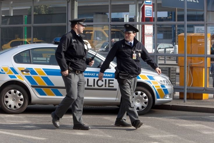 Policisté na Letišti Václava Havla v Praze. Ilustrační foto