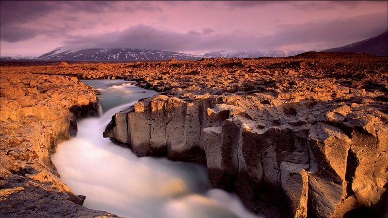 Island je zemí, kde najdete množství podivných přírodních útvarů.