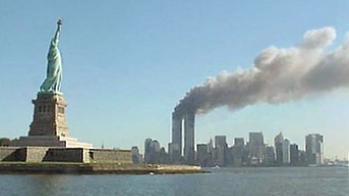 Záběry, které v září 2001 obletěly svět. Jeden symbol USA kouká, jak se druhý hroutí.