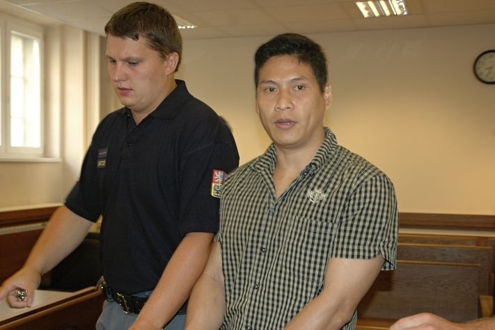 Vietnamec Dinh Ngoc Nguyen řádil v baru se sekyrkou, teď je obžalovaný z pokusu vraždy.