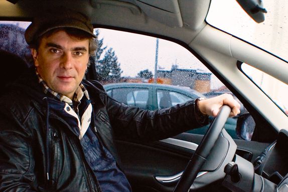 Za volantem televizního soutěžního Taxíku své pasažéry zkouší ze znalostí i nechává vyhrát.