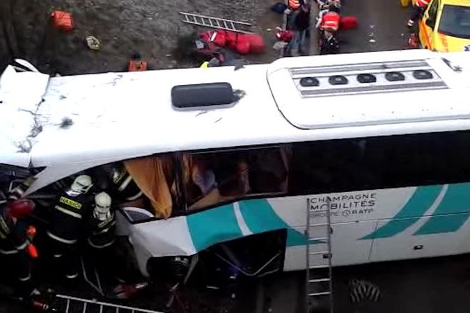 BEZ KOMENTÁŘE: U Rokycan havaroval autobus s dětmi