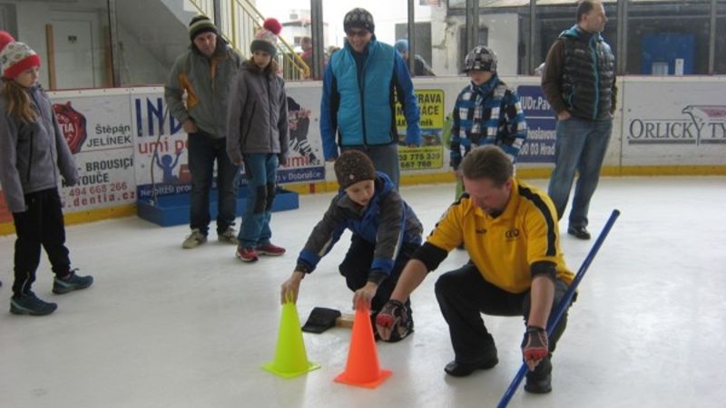 Václav Hubálek z CC Riper s adeptem curlingu. 