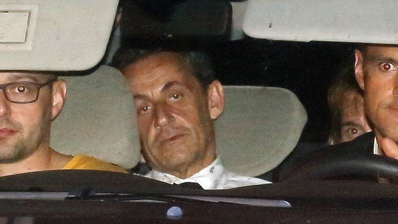 Nicolase Sarkozyho převážejí k vyšetřovacímu soudci 