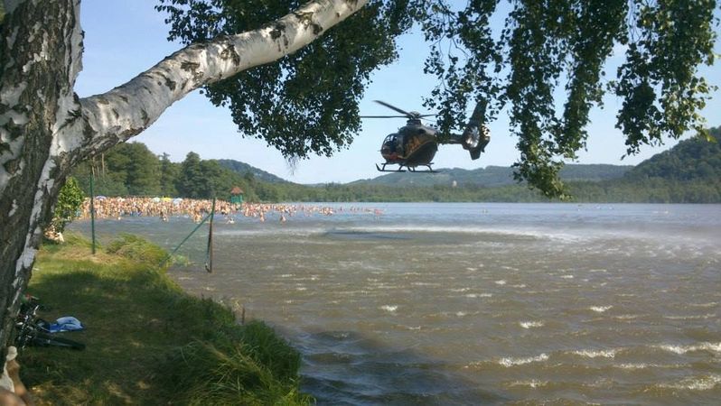 Záchranářský vrtulník vysadil lékařku do vody, aby se co nejrychleji dostala k pacientce.