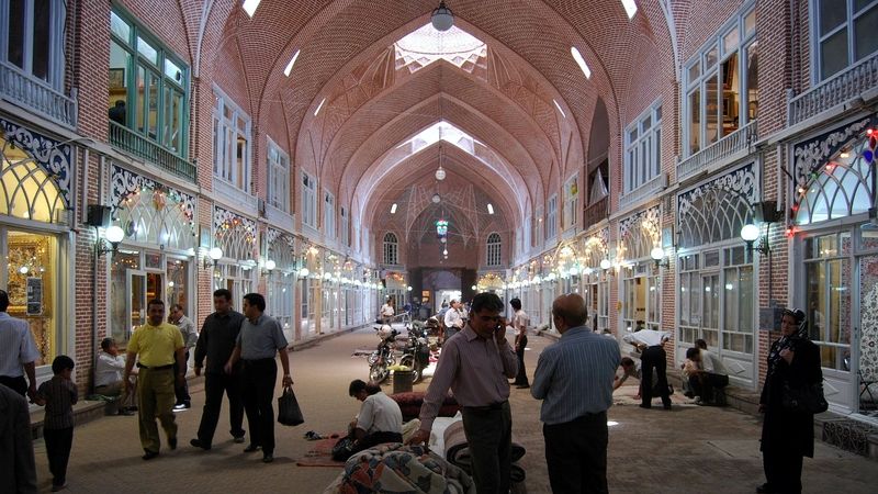Obnovená cihlová klenba zastřešuje celý Tabríz bazaar