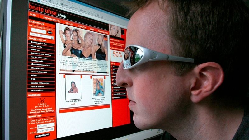 Dostat se k pornografickému obsahu na internetu bude už brzy v Británii mnohem obtížnější, protože podle nového nařízení budou tyto stránky pro uživatele blokovány, pokud se k jejich odběru sami aktivně nepřihlásí. 