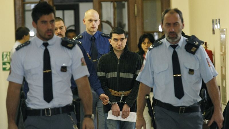 Odsouzený na doživotí Zbyněk Prokop přichází k soudu.
