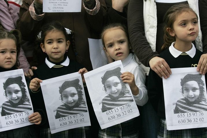 Děti v Huelvě drží plakáty s fotografií Mari Cortezové.