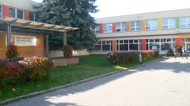 Pohled na výstavní budovu Základní školy Bratří Čapků v Ústí nad Orlicí.