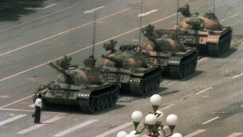Muž před tankovou kolonou v blízkosti náměstí Ťien an-men. Snímek z 5. června 1989.