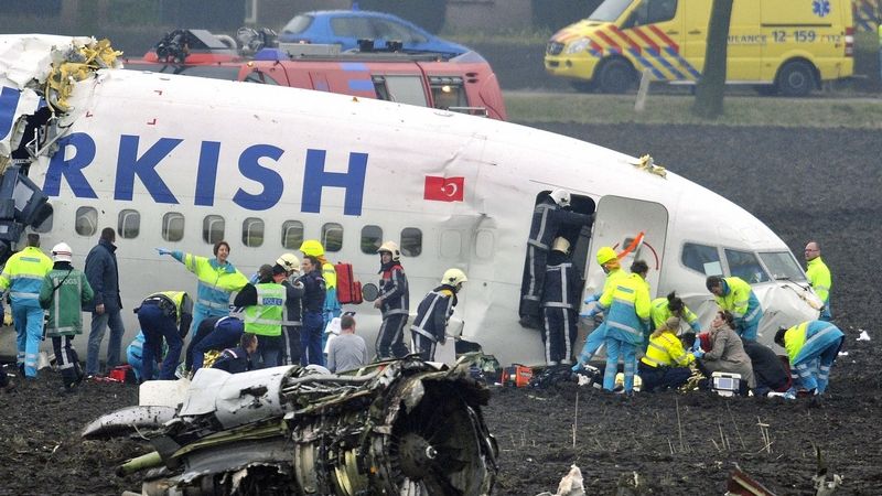 Záchranáři pomáhají pasažérům, kteří přežili zřícení letadla tureckých aerolinií u Amsterdamu.