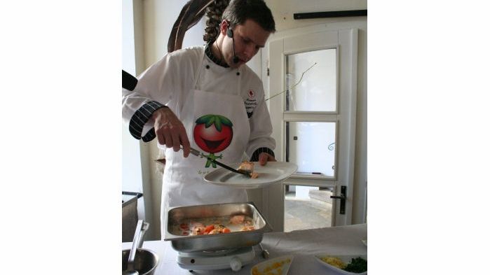Šéfkuchař Roman Hadrbolec, který vařil takovým světovým celebritám jako Arnold Schwarzenegger, Tom Cruise, Nicole Kidman či Jack Nicholson.