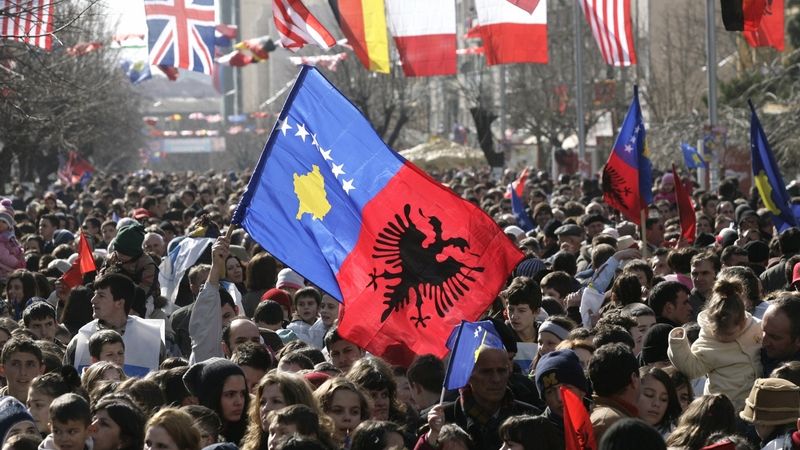 Etničtí Albánci v Prištině oslavují první výročí vyhlášení nezávislého Kosova.
