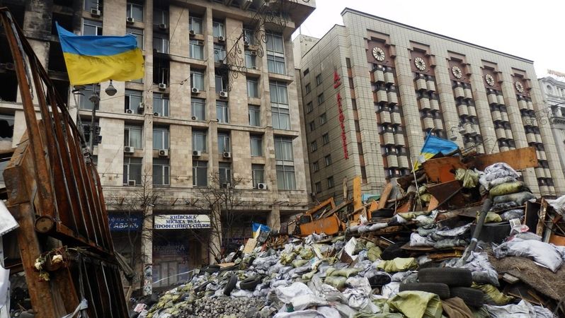 v Praze proběhla benefiční akce na pomoc obětem bojů na Ukrajině. Lidé mohli podpořit postižené bojem koupí fotografie z ukrajinského Majdanu. 