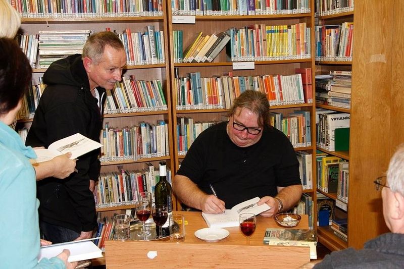 Spisovatel a novinář Miroslav Kobza na autogramiádě v Městské knihovně v Šumperku.