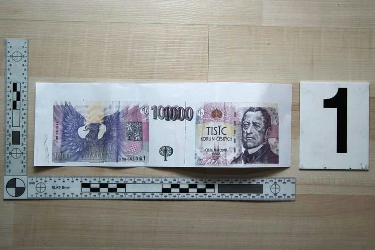 Mladík zhotovoval na tiskárně padělky bankovek o nominální hodnotě 1 000 a 200 korun. 
