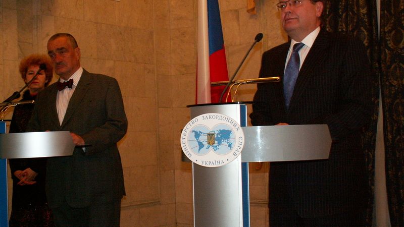 Ministr zahraničí Karel Schwarzenberg po jednání se svým ukrajinským protějškem Konstantynem Hryščenkem.