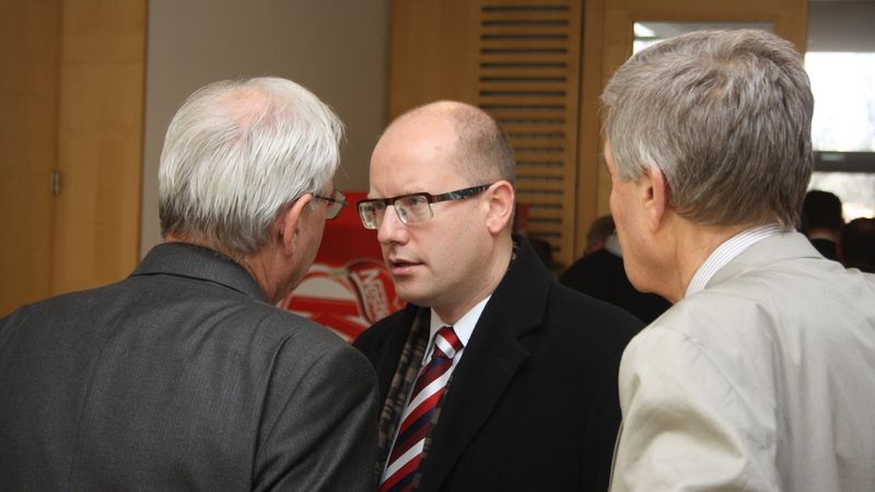 Předseda ČSSD Bohuslav Sobotka odjížděl z konference zachmuřený.