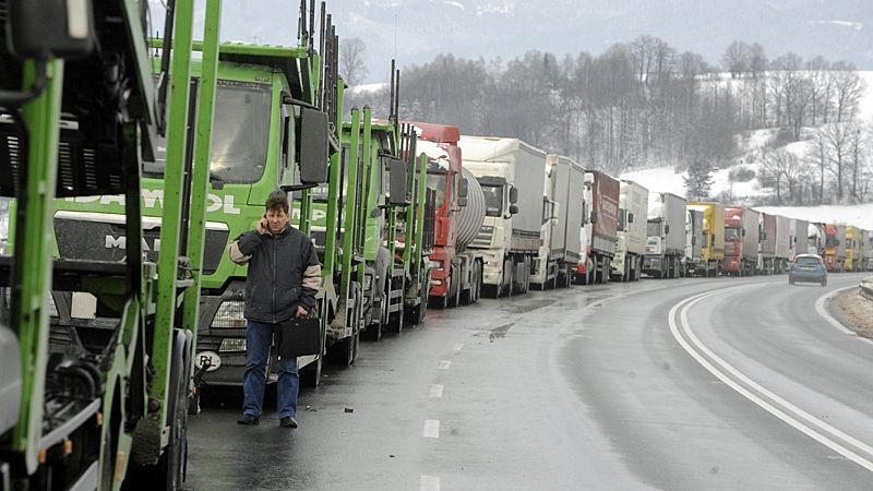 Zavedení elektronického mýtného na Slovensku komplikuje dopravu na hraničním přechodu v Mostech u Jablunkova.