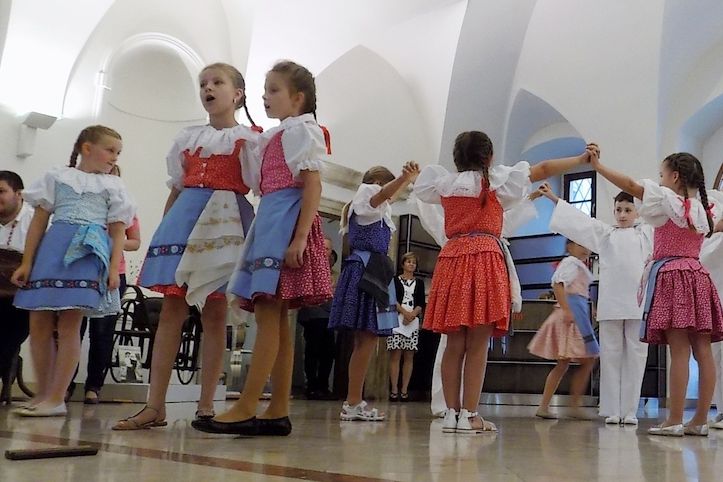 Na vernisáži vystoupil dětský folklórní soubor Kalubáček