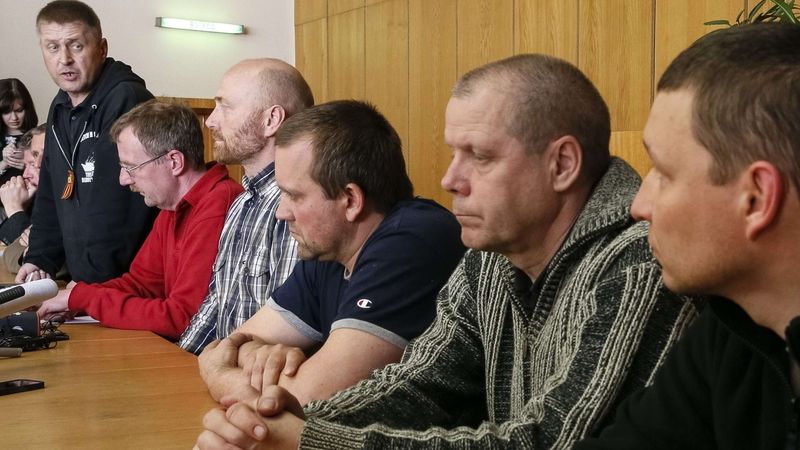 Samozvaný starosta Slavjansku Vjačeslav Ponomarjov (vlevo) se zadrženými pozorovateli mise OBSE.