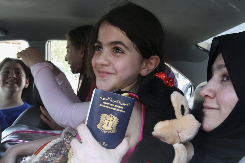 Syřanky čekající u libanonských hranic s pasy 