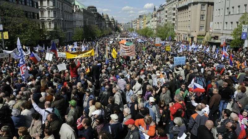 Václavské náměstí zaplnily desítky tisíc účastníků protivládní demonstrace