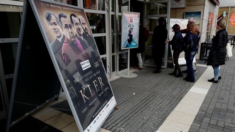 Lidé v Polsku čekají ve frontě na film Klérus