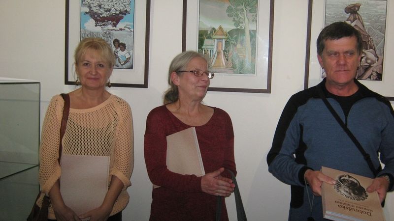 Daniel Mikešová, Květa Krhánková a Stanislav Špelda s knihou  Dobrušsko stopami minulosti, kterou obdrželi od starosty Dobrušky Petra Tojnara.