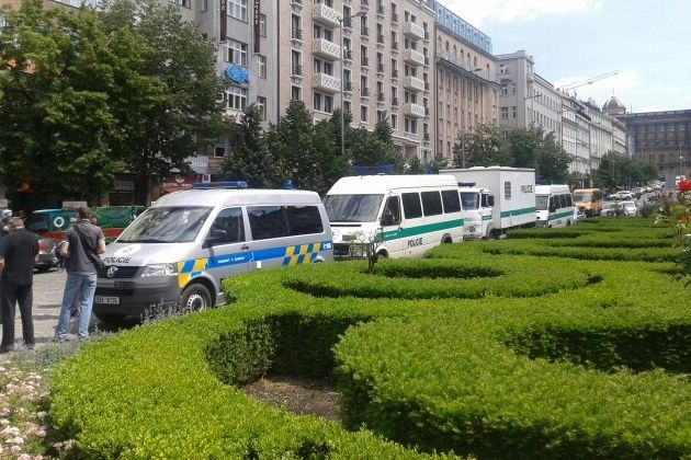 Na Václavské náměstí v Praze se sjelo pět policejních aut.