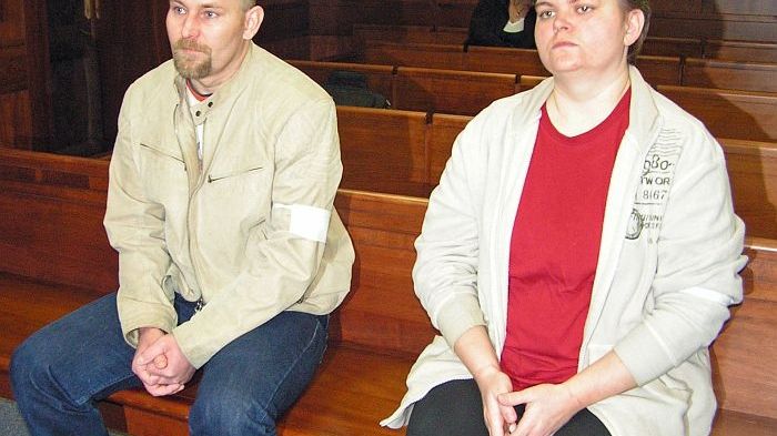 Petr Motalík se svou manželkou Ivetou u soudu.