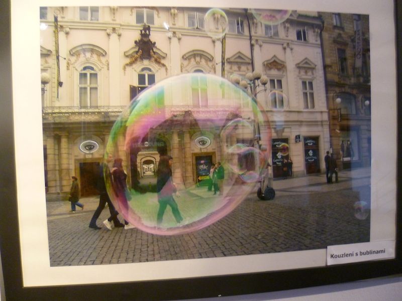 Zachycení momentu pohybu představuje Kouzlení s bublinami.