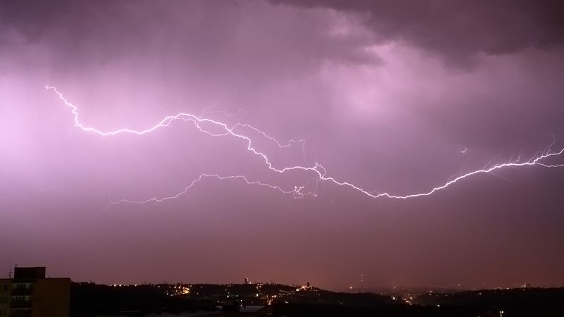Východ Česka zasáhnou silné bouřky
