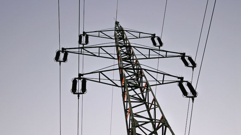 Cena elektřiny poprvé přesáhla 500 eur za megawatthodinu