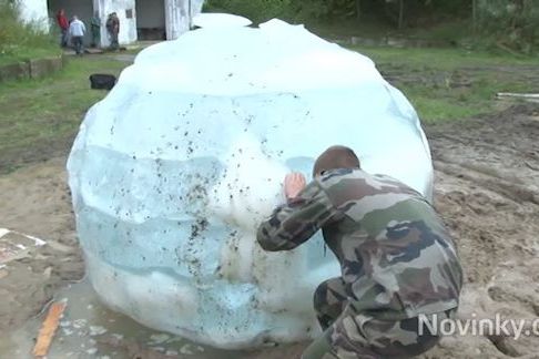 Záhadná ledová koule v Milovicích začíná tát, uvnitř ní jsou barevné předměty