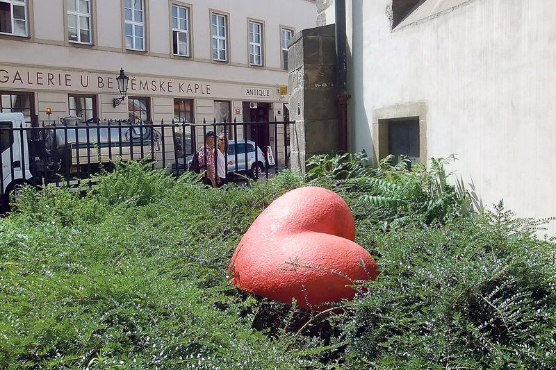 Srdce, plastika Kurta Gebauera, leží na dvoře Galerie Jaroslava Fragnera. 