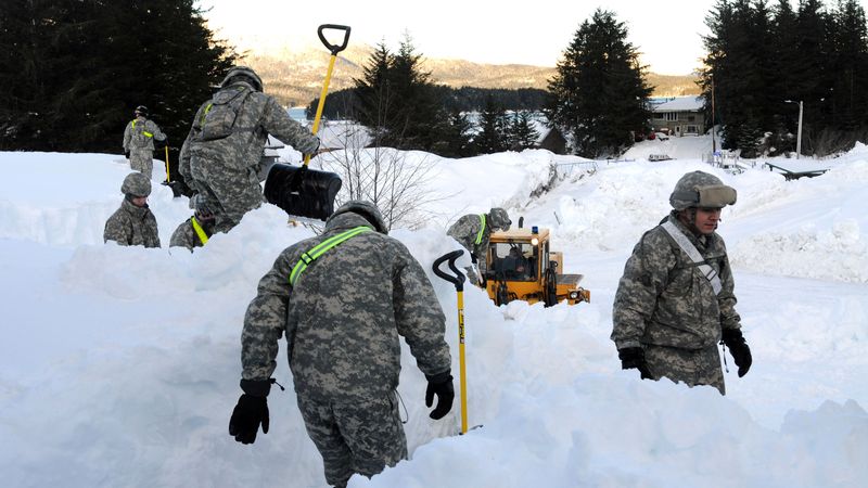 Příslušníci americké Národní gardy v Cordově odklízejí sníh.
