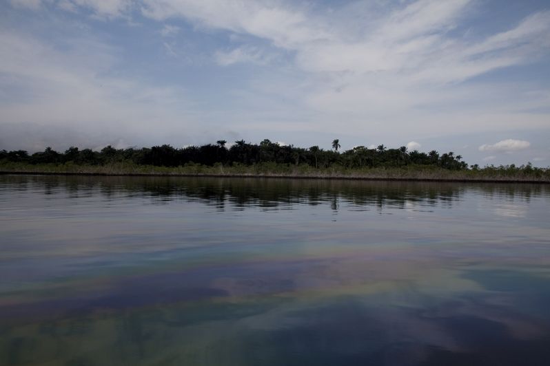 Ropné skvrny na Bodu v deltě Nigeru