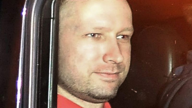 Anders Behring Breivik při převozu k soudu