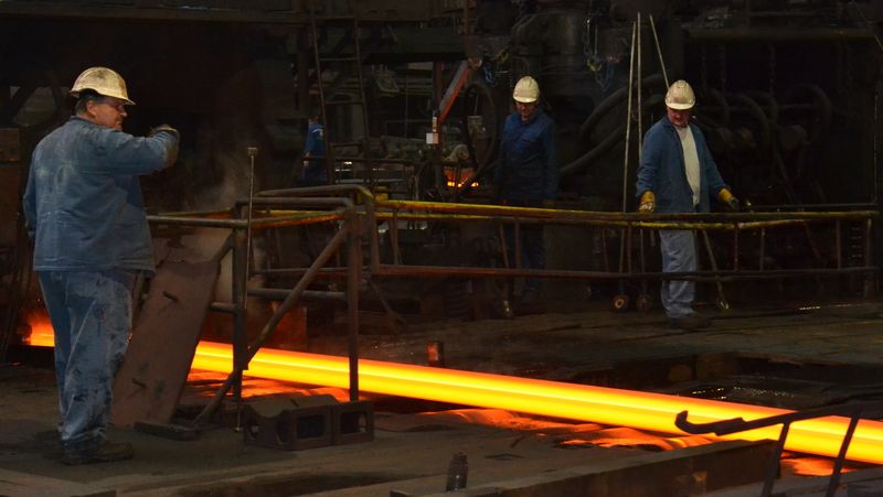 Zaměstnanci ocelárny pracují i v osmdesátistupňovém vedru.