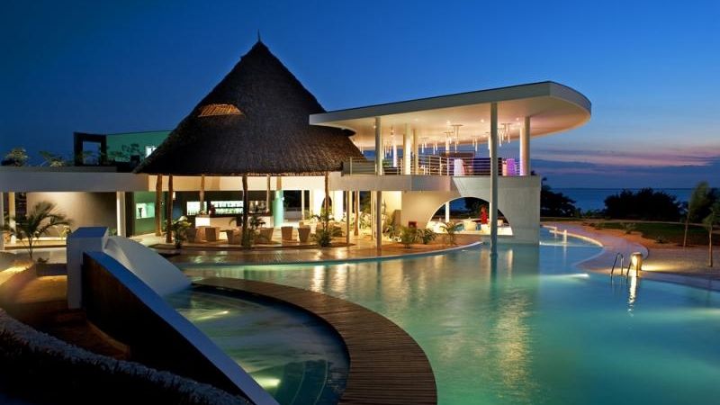V téhle luxusní vile s vlastním bazénem i pláží můžete bydlet na Zanzibaru. 