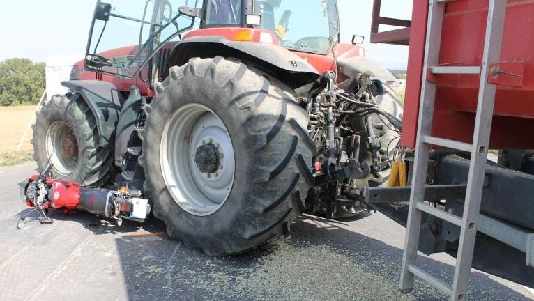 Motocykl skončil pod traktorem, při nehodě se těžce zranila 17letá spolujezdkyně. 
