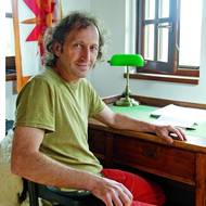 Spisovatel Martin Vopěnka u svého psacího stolu na chalupě, kde vznikla nejedna jeho kniha.