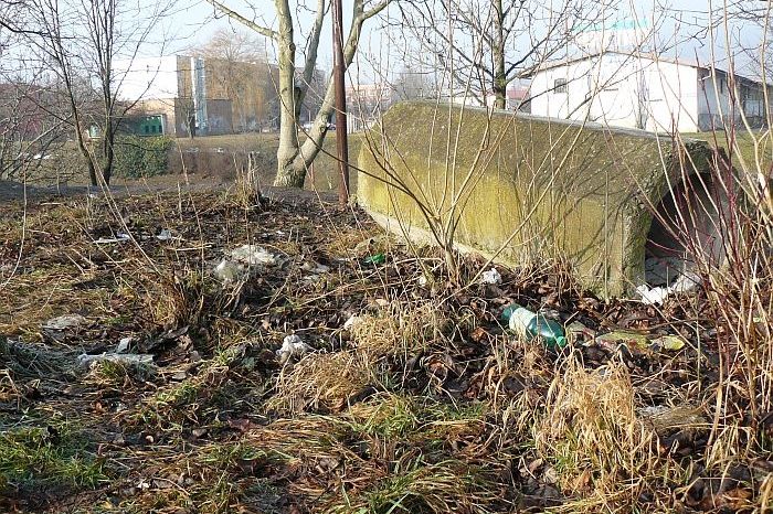 Mrtvolku sotva měsíční holčičky našel kolemjdoucí v odpadkovém pytli u betonové skruže nedaleko cesty spojující prodejnu Lidl s obytnou částí Lovosic.