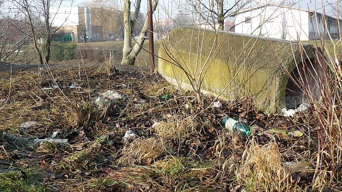 Mrtvolku sotva měsíční holčičky našel kolemjdoucí v odpadkovém pytli u betonové skruže nedaleko cesty spojující prodejnu Lidl s obytnou částí Lovosic.
