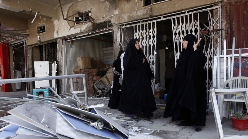 Iráčanky na místě jednoho ze středečních atentátů v Bagdádu. 