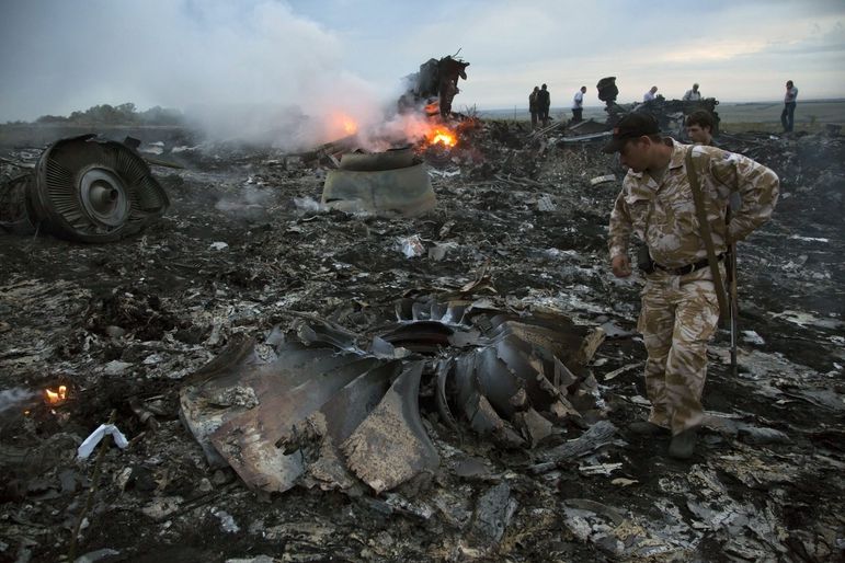 Trosky zříceného malajsijského Boeingu 777 u východoukrajinské vesnice Hrabove