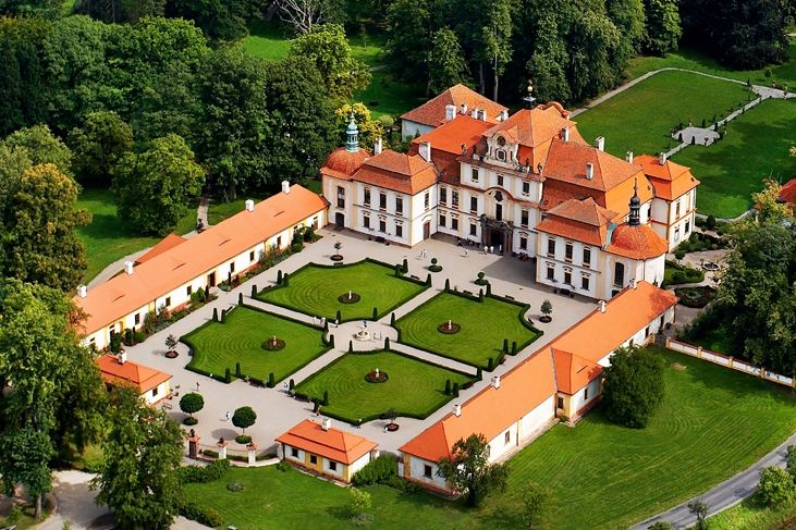 Letecký pohled na barokní zámek Jemniště