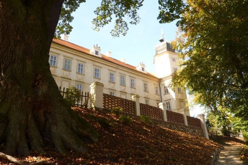 Kromě pohádkových dětských prohlídek na zámku Mníšku pod Brdy probíhají i klasické prohlídky pro dospělé a to až do 19. prosince.